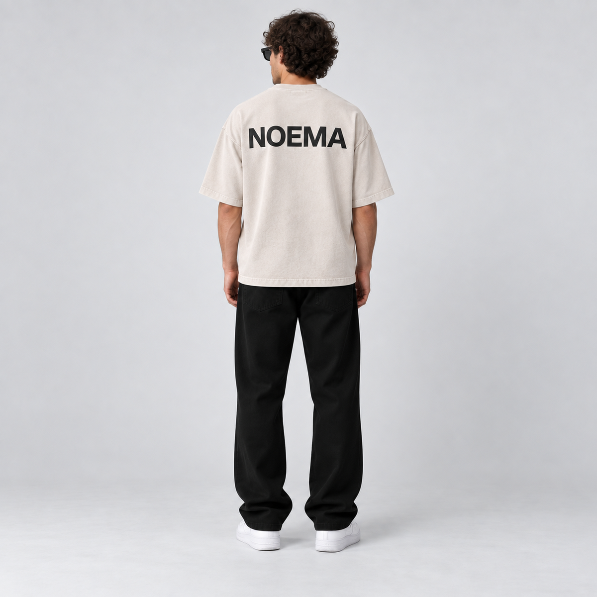 02 / NOEMA LOGO TEE – Sand / Off White – Model Rückseite