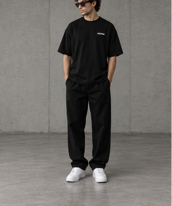 03 / NOEMA LOGO TEE – Black – Model Vorderseite