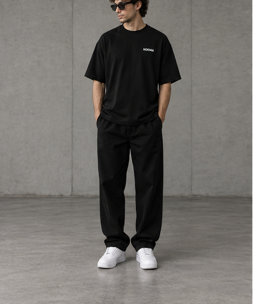 03 / NOEMA LOGO TEE – Black – Model Vorderseite
