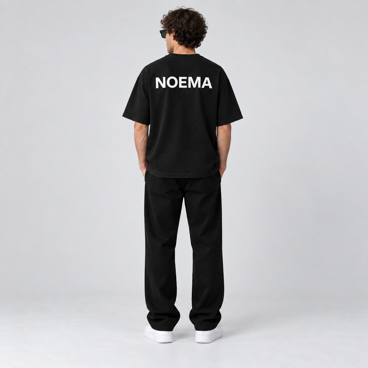 03 / NOEMA LOGO TEE – Black – Model Rückseite